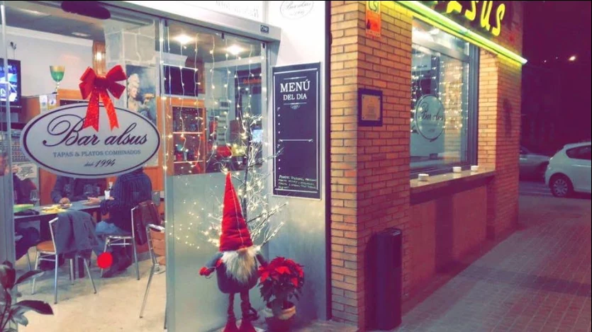 Fachada de Bar Alsus iluminada por la noche